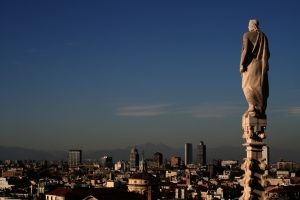 statue-watches-over-milan-900597-m