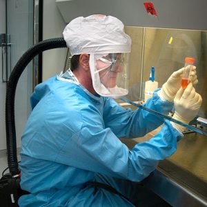 microbiologist-1332292_640