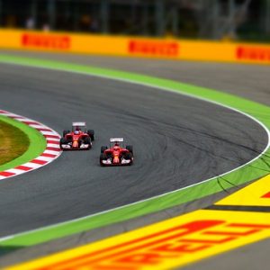 car-racing-1404063_640