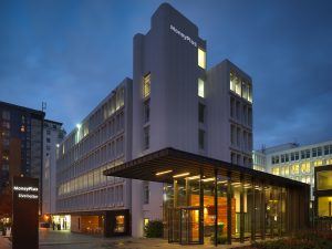 moneyplus_office_night_edit